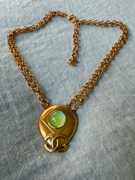 CHANEL Jewelry - 💚Vintage CHANEL Gold-Tone Necklace with Pale Green Cabochon✨